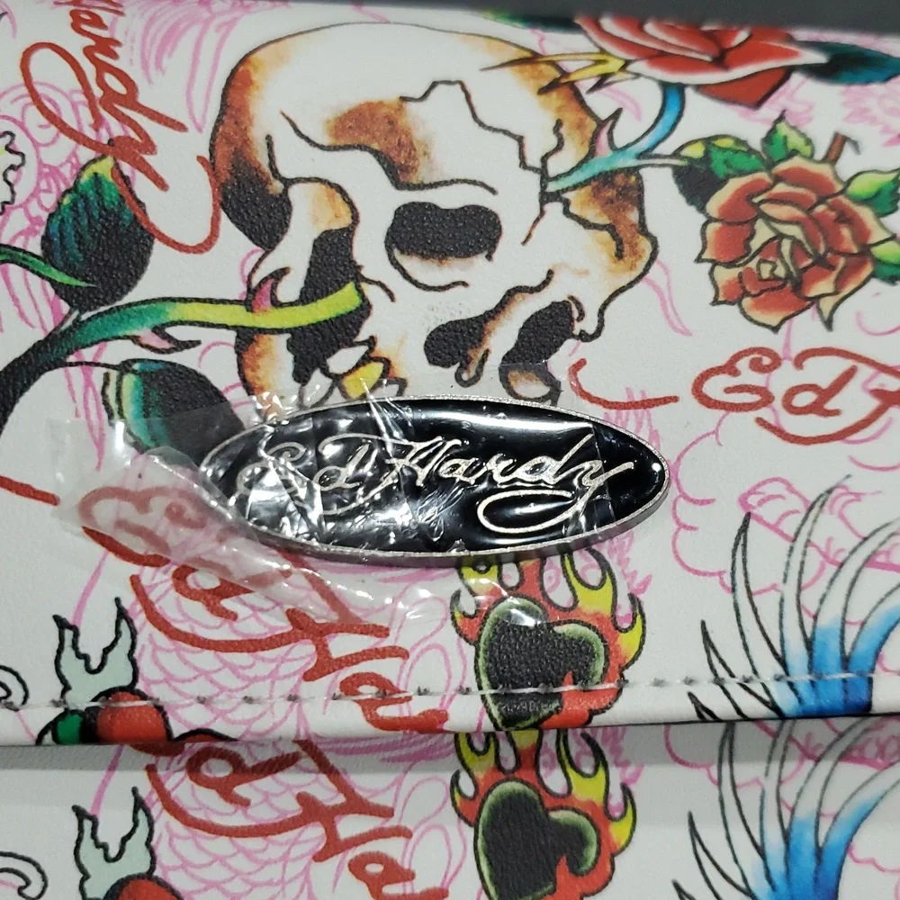Ed Hardy white iconic Ed Hardy skull print and red roses imagery trifold wallet‎